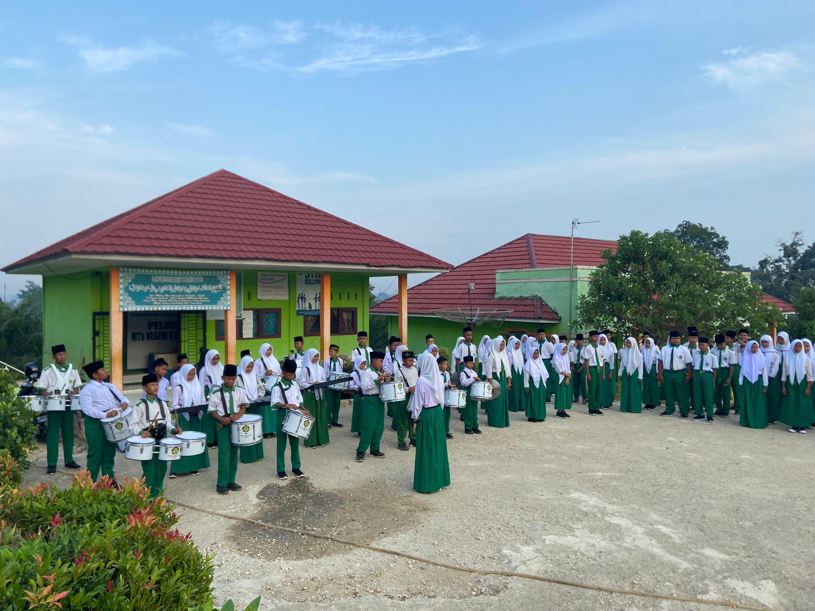 PERDANA PENAMPILAN DRUM BAND MTsN 6 SAROLANGUN