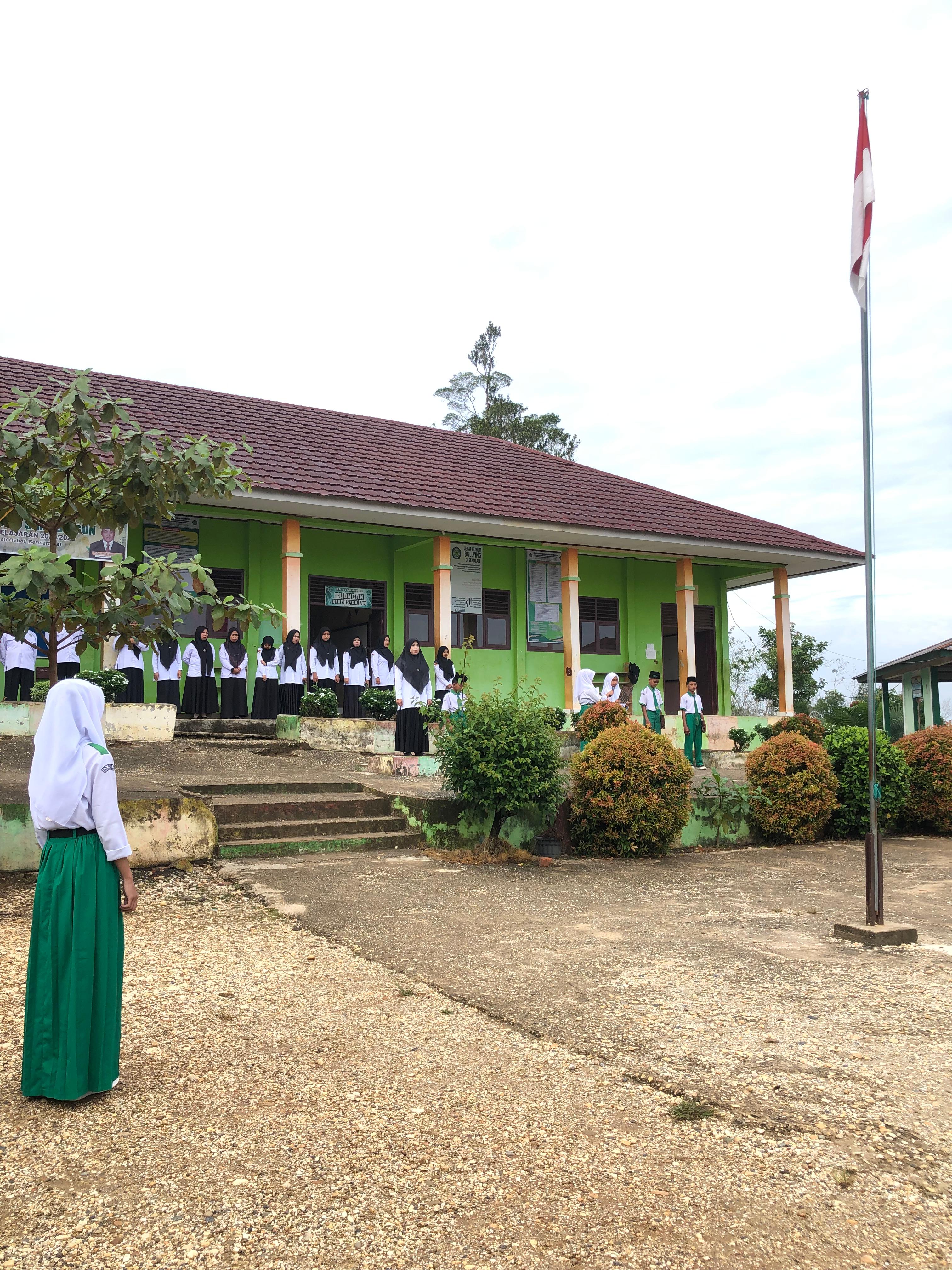 Upacara Bendera Minggu Pertama Bulan Agustus dan Pemberian Penghargaan Kepada Siswa yang Berprestasi di Tingkat Provinsi Jambi