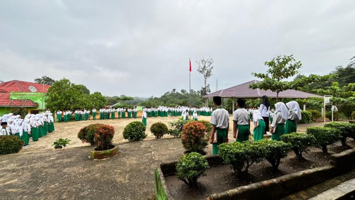 MTsN 6 Sarolangun Gelar Upacara Bendera Awal Tahun
