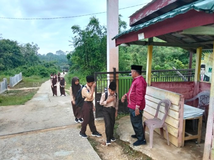 Tradisi Jabat Tangan di MTsN 6 Sarolangun Bangun Karakter Siswa