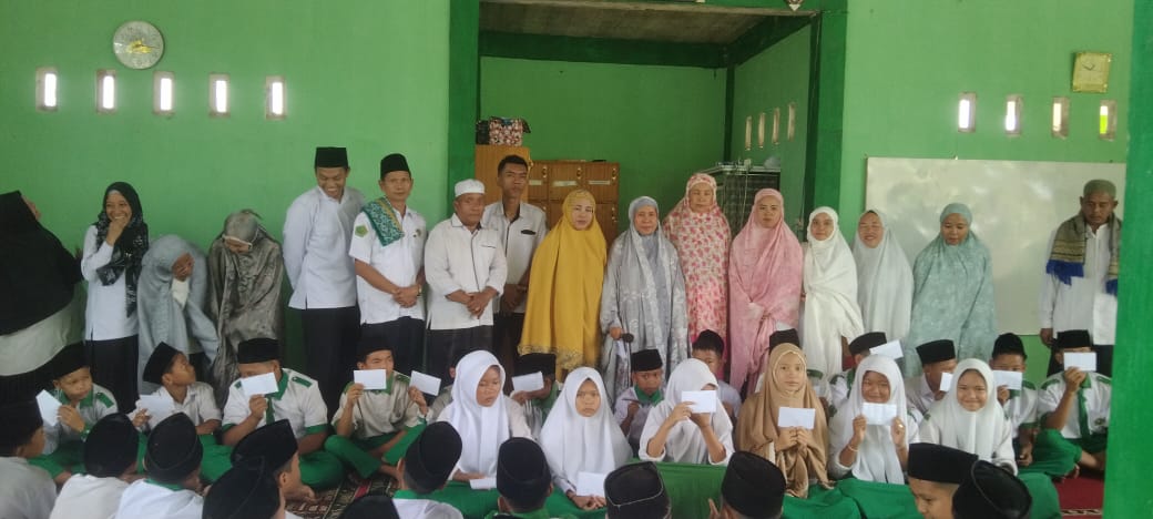 MTsN 6 Sarolangun memberikan Santunan kepada siswa  Yatim piatu (10 Muharram 1443 H)