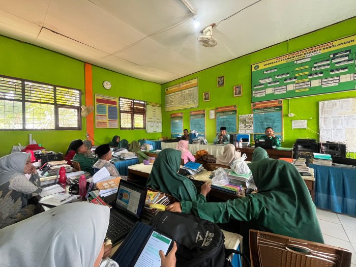 MTsN 6 Sarolangun Gelar Rapat Evaluasi Kinerja Pegawai