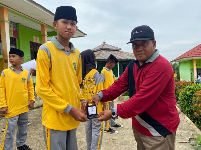 MTsN 6 Sarolangun Juara Lomba Hiking dan Pionering