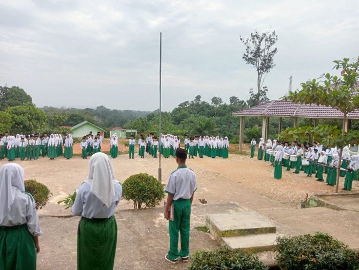 MTsN 6 Sarolangun Tekankan Karakter Lewat Upacara Bendera