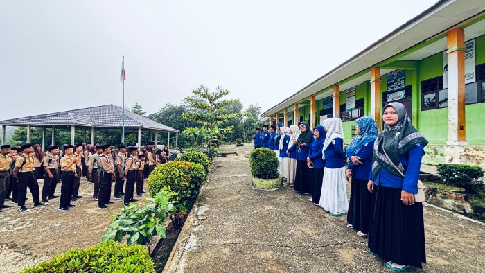 Kepala Kemenag Sarolangun Pantau Hari Pertama TKA di MTsN 6