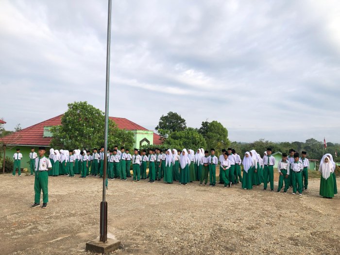 MTsN 6 Sarolangun Gelar Upacara Bendera Penuh Semangat