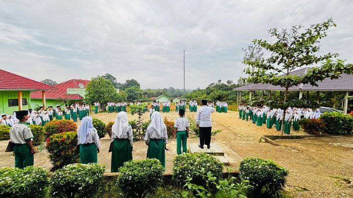 MTsN 6 Sarolangun Awali Sekolah Pascalebaran dengan Tradisi Kekeluargaan