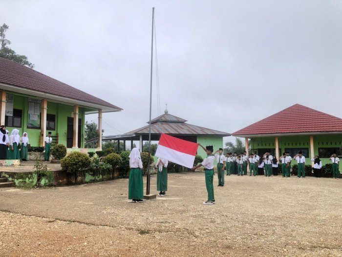 MTsN 6 Sarolangun Gelar Upacara Sambut Hari Santri Nasional