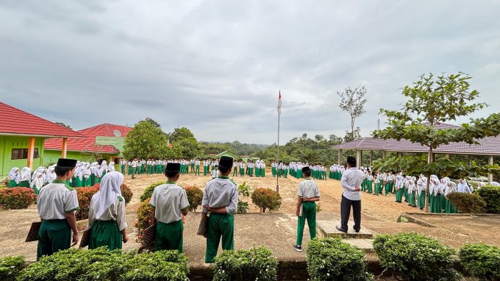 Kaur TU MTsN 6 Sarolangun Tekankan Pentingnya Adab dan Bakti dalam Upacara Bendera