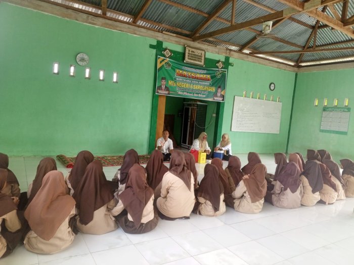 MTs N 6 Sarolangun Ke Datangan Petugas Vaksin Serviks Dari Puskesmas Sarolangun 