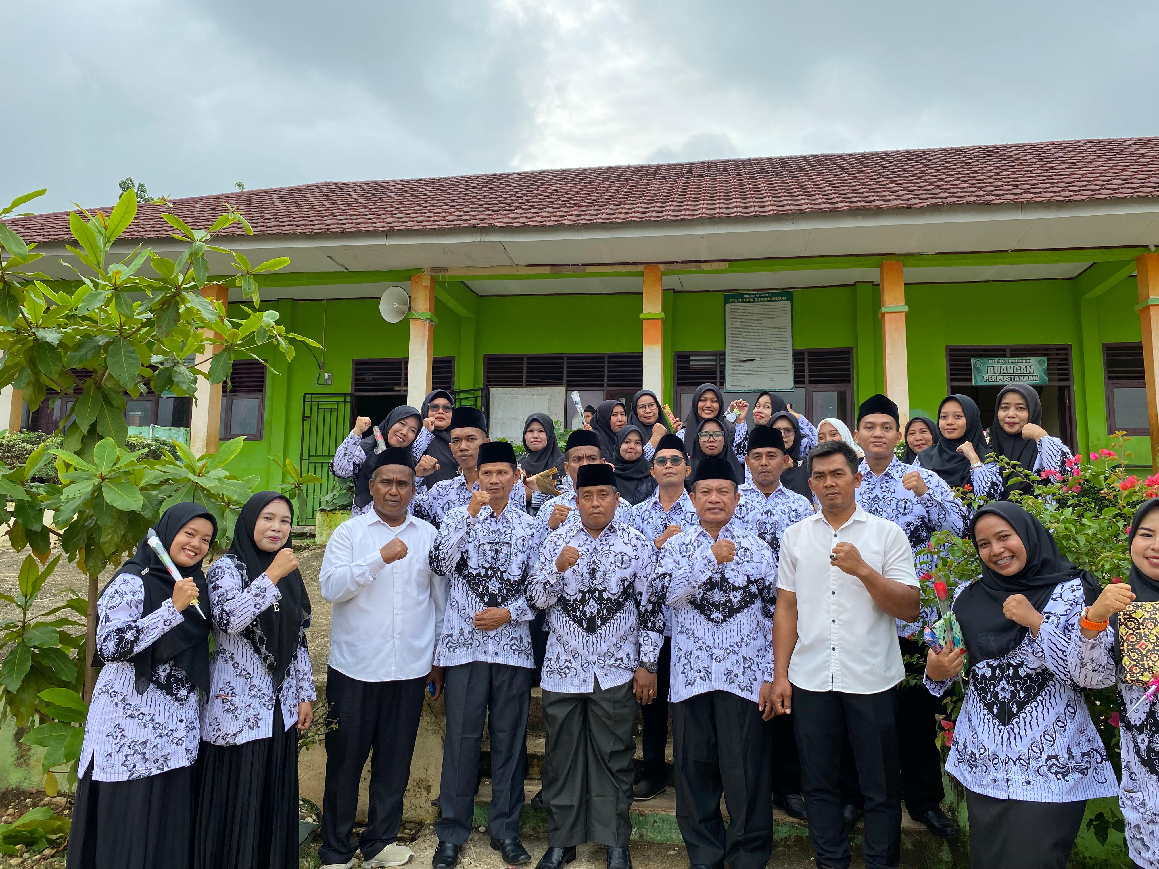 Upacara Hari Guru Nasional di MTs Negeri 6 Sarolangun
