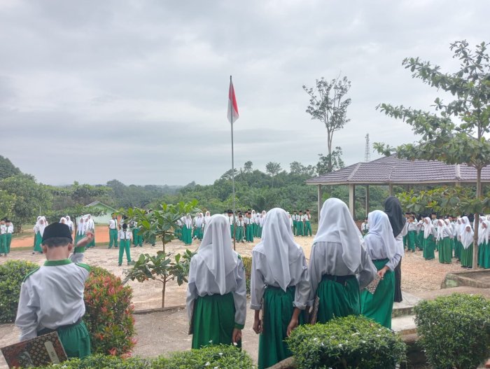 Siswa Kelas VII A MTsN 6 Sarolangun Sukses Jalankan Upacara