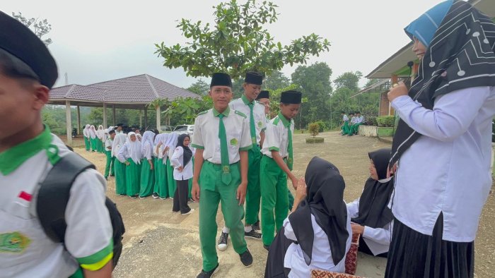 MTsN 6 Sarolangun Salurkan Bantuan untuk Korban Bencana Sumatra