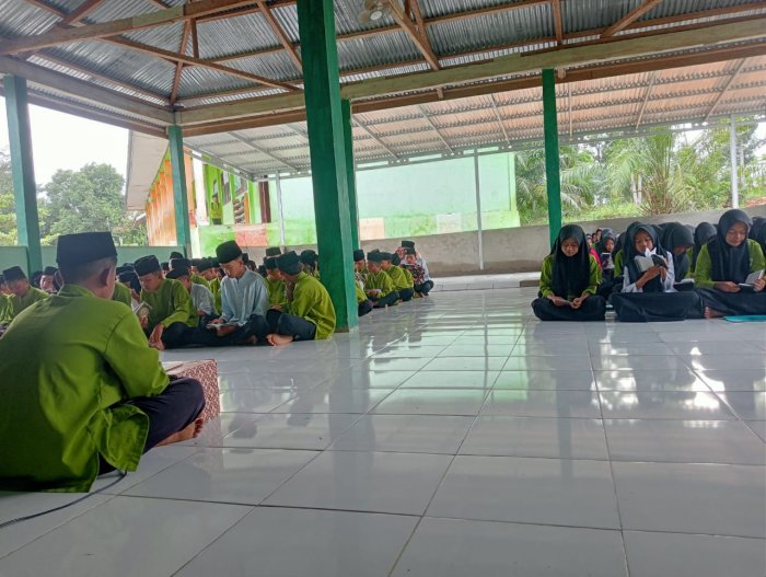 MTsN 6 Sarolangun Gelar Yasinan dan Santunan Anak Yatim