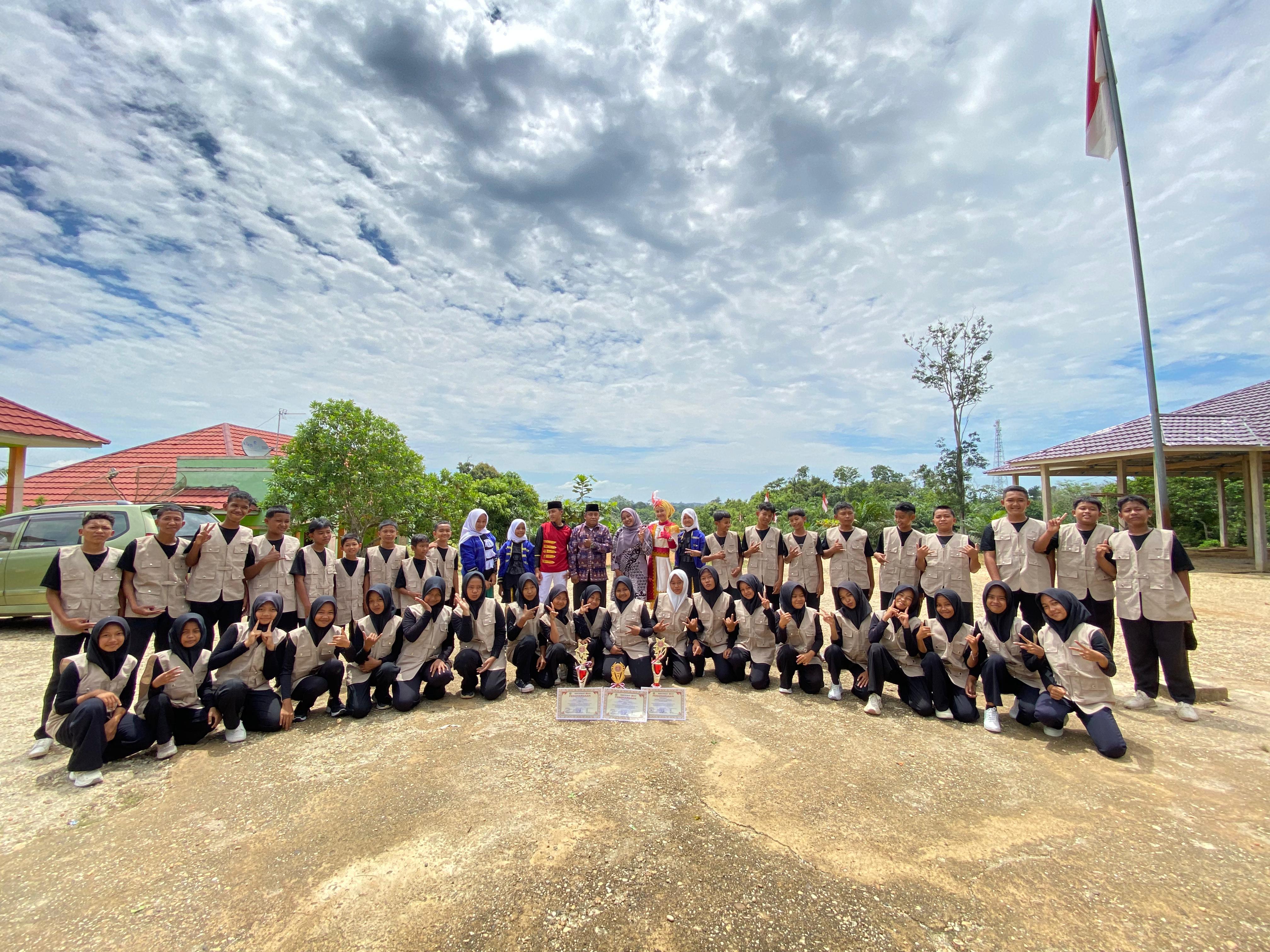 MTs Negeri 6 Sarolangun Raih Juara 1 Marching Band Sekaligus Juara 1 Mayoret Terfavorit